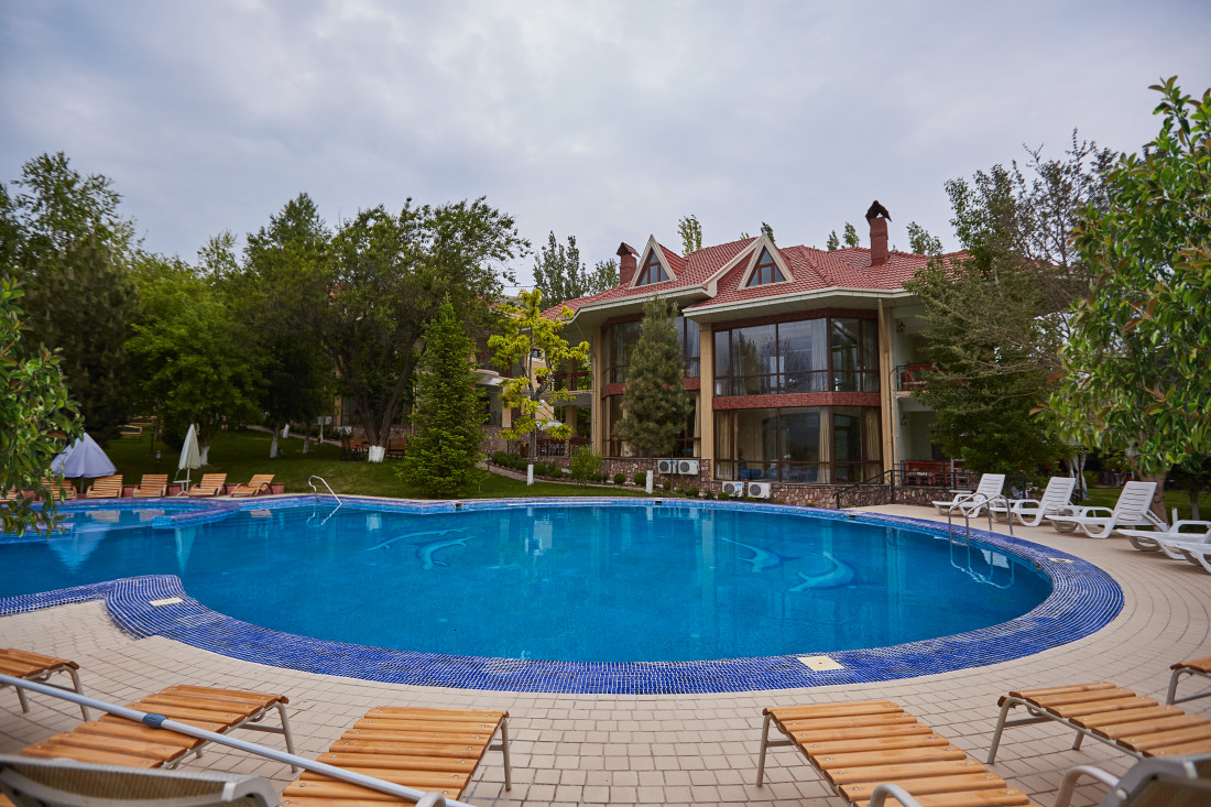 Ona va qiz va xotini porno Porno tomosha: Ota qizining mushukini yalaydi